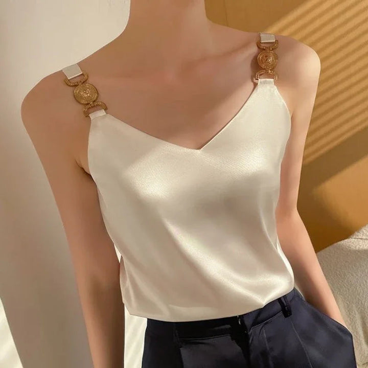 Haut Femme Claire | Décolleté en V & Détails Dorés aux Épaules 6