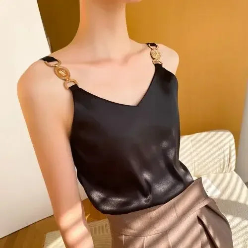 Haut Femme Claire | Décolleté en V & Détails Dorés aux Épaules 7